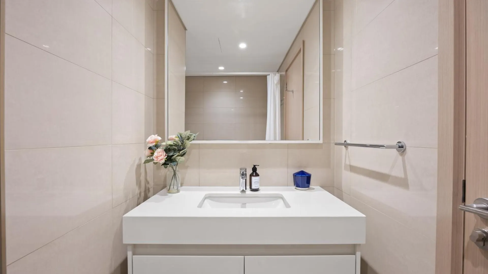 Luxury Apartment With Burj Khalifa View 8 Mins To Dubai Mall 0*,  United Arab Emirates